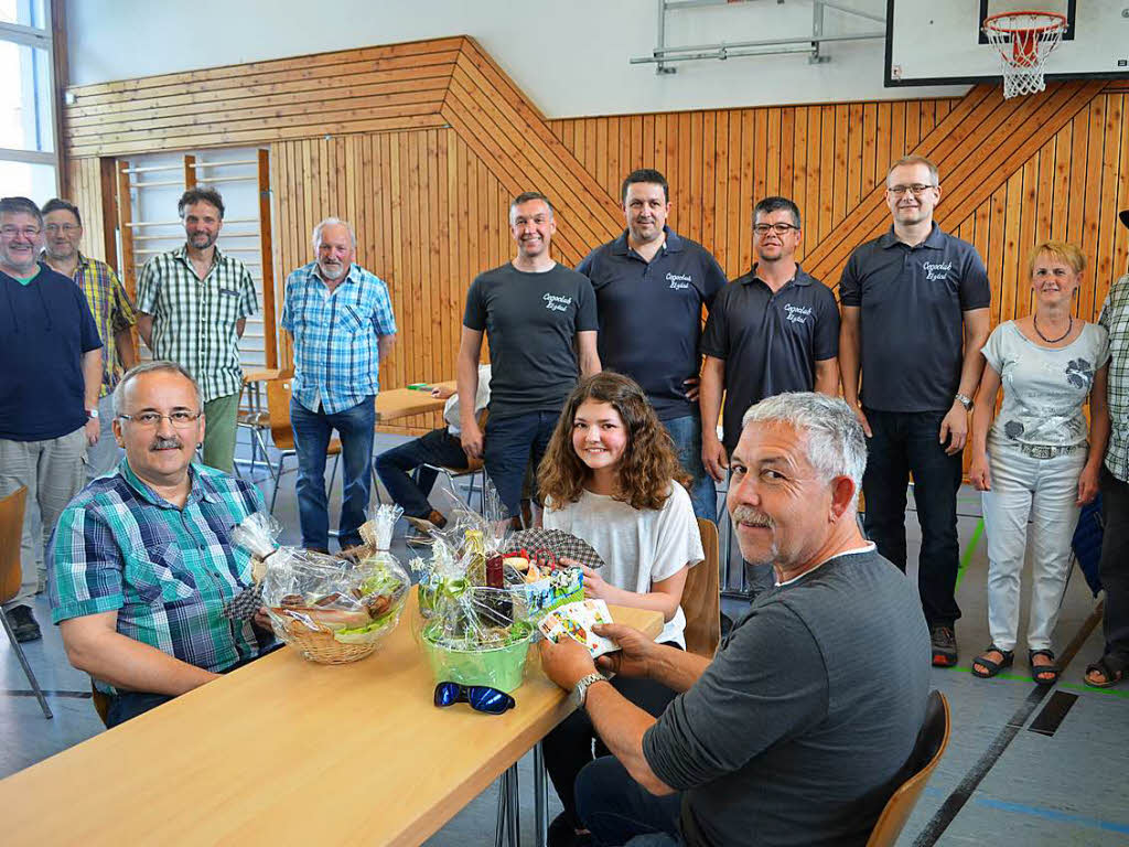 Teilnehmer und Gewinner beim Cego-Turnier im Rahmenprogramm des Marktes: Siegerin Selin Wernet mit den Platzierten Josef Burger und Klaus Mller (v.li.)