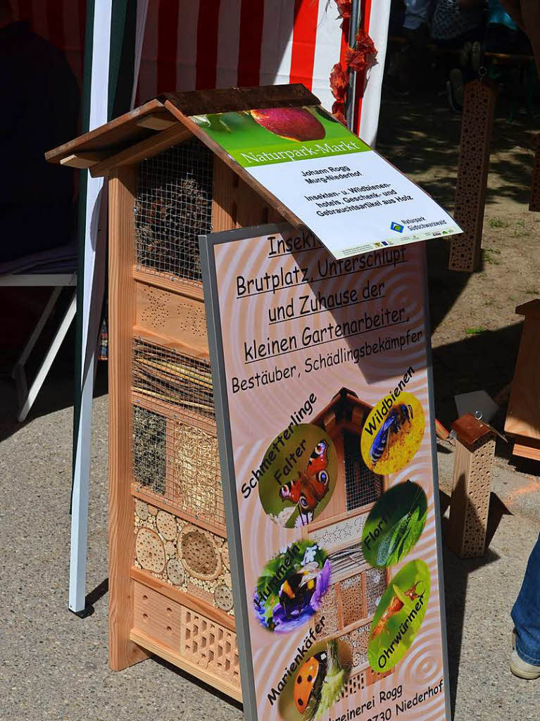 Angeboten wurden am Markt auch Insektenhotels aus Holz - fr mehr Leben im heimischen Garten und reichere Vegetation im Umfeld.