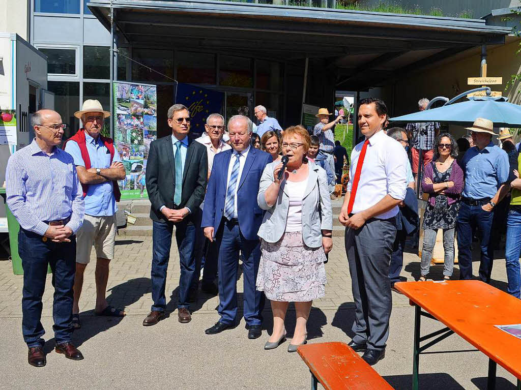 Erffnung des Marktes mit Brgermeister Roland Tibi, Yachs Ortsvorsteher Josef Wernet, Landrat Hanno Hurth, Peter Wei (MdB), Freiamts Brgermeisterin Hannelore Reinbold-Mench, Johannes Fechner (MdB), Stadtrat Peter Haiss, ZTL-Geschftsfhrerin Ulrike Schneider und Franz Lupfer, Ortsvorsteher von Katzenmoos  (v.li.)