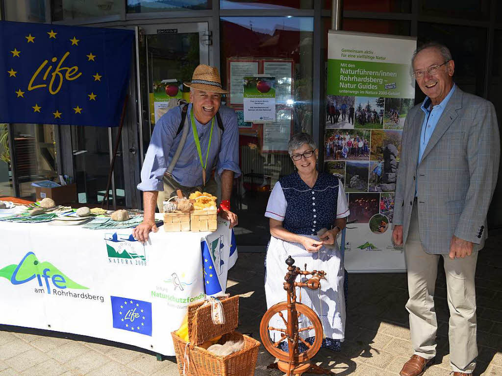 Am Stand der Naturfhrer Rohrhardsberg: Prechtals Alt-Ortsvorsteher Hermann Lufer mit Siegfried Wernet und Jo Anne Steinle, die das Spinnrad perfekt handhabte.