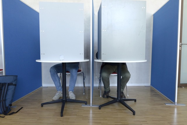 Im Wahlamt knnen Brger die Briefwahl beantragen und gleich whlen.  | Foto: Ingo Schneider