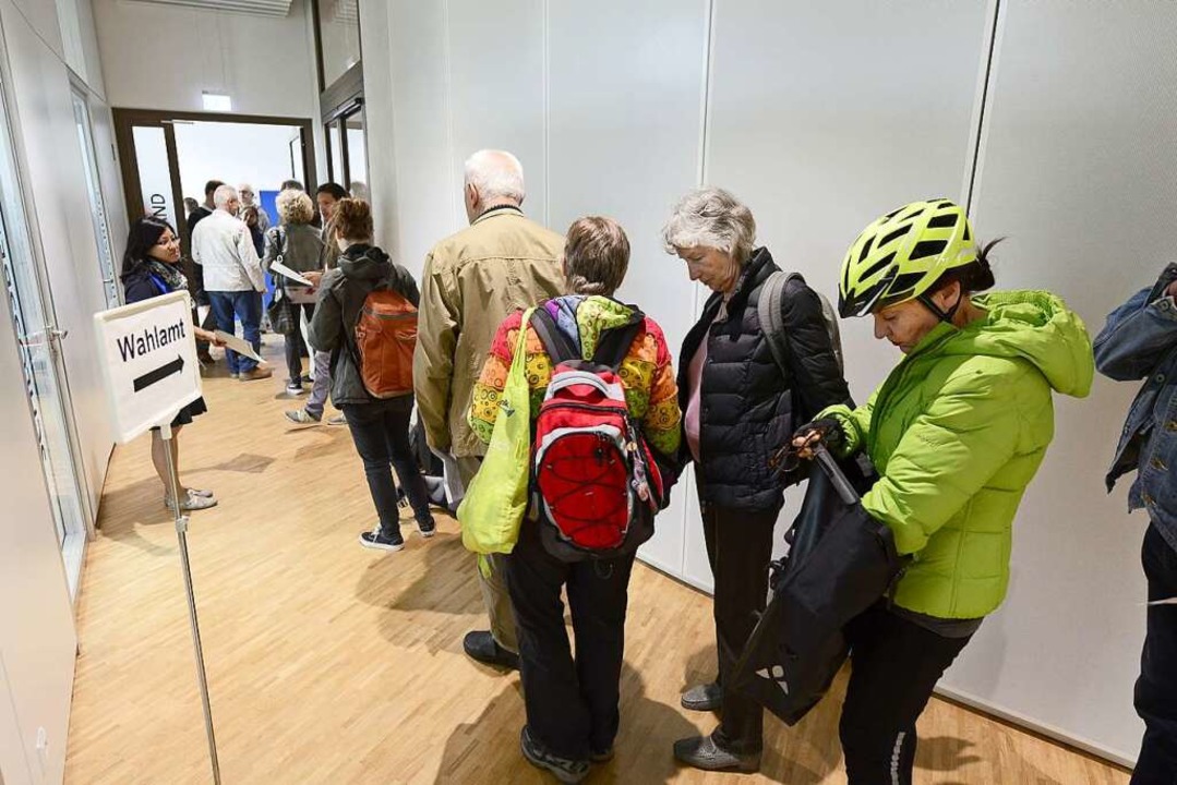 Am Mittwoch bildete sich eine lange Warteschlange.  | Foto: Ingo Schneider