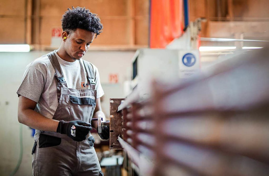 Ein Flchtling aus Somalia arbeitet an einem Wrmetauscher in Baden-Wrttemberg.  | Foto: dpa