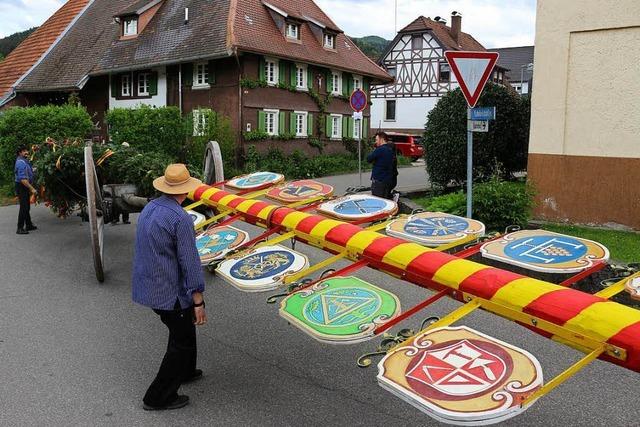 Fotos: Maibaumstellen in Bleibach