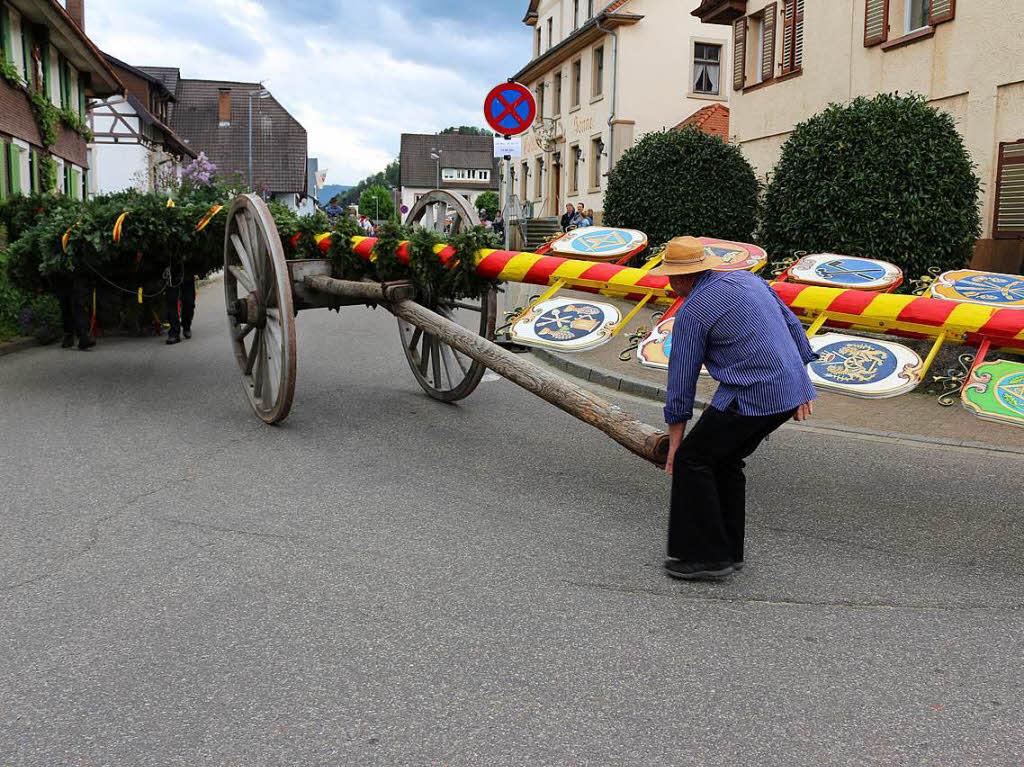 Den Maibaum zu stemmen, das geht nur mit vereinter Kraft vieler Vereine der Gemeinde.