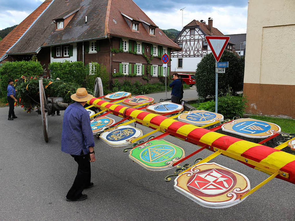 Den Maibaum zu stemmen, das geht nur mit vereinter Kraft vieler Vereine der Gemeinde.