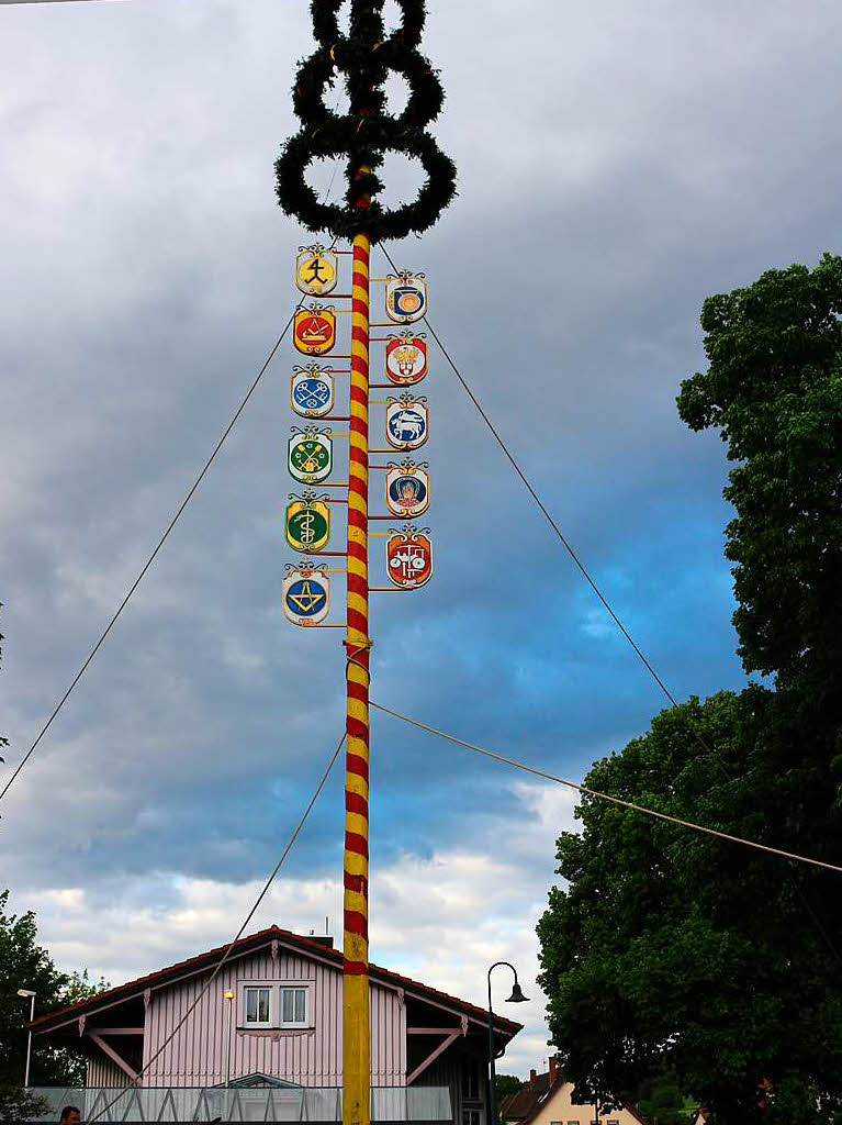 Der Maibaum steht.