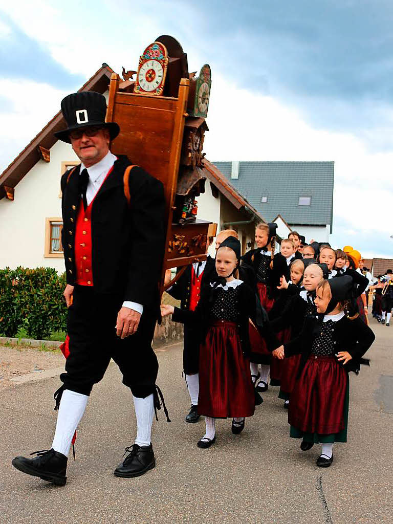 Erstmals beim Maibaumstellen mit von der Partie war der Brauchtumsverein Triberg mit seiner Kindertanzgruppe, die spter beim Tanz in den Mai in der Festhalle drei Tnze auffhrten, unter der Anleitung von Angelika Wiedel.