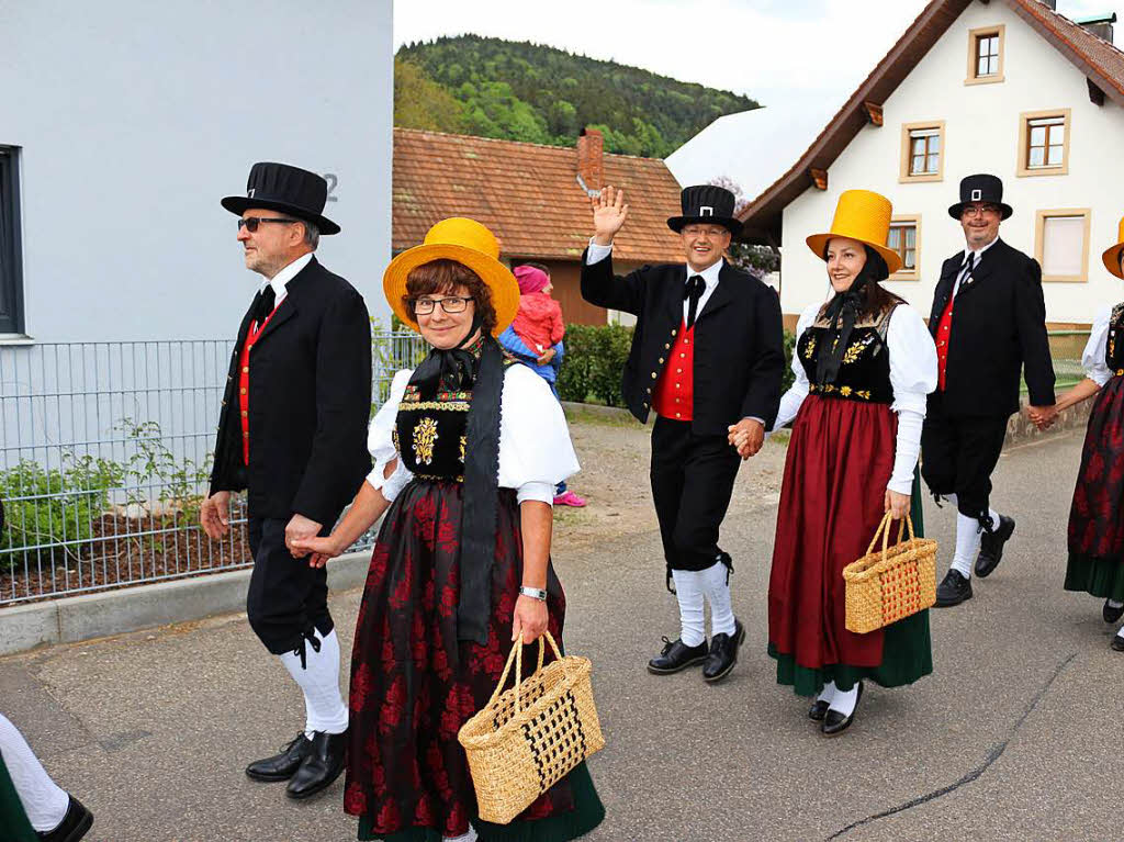 Erstmals beim Maibaumstellen mit von der Partie war der Brauchtumsverein Triberg mit seiner Kindertanzgruppe, die spter beim Tanz in den Mai in der Festhalle drei Tnze auffhrten, unter der Anleitung von Angelika Wiedel.