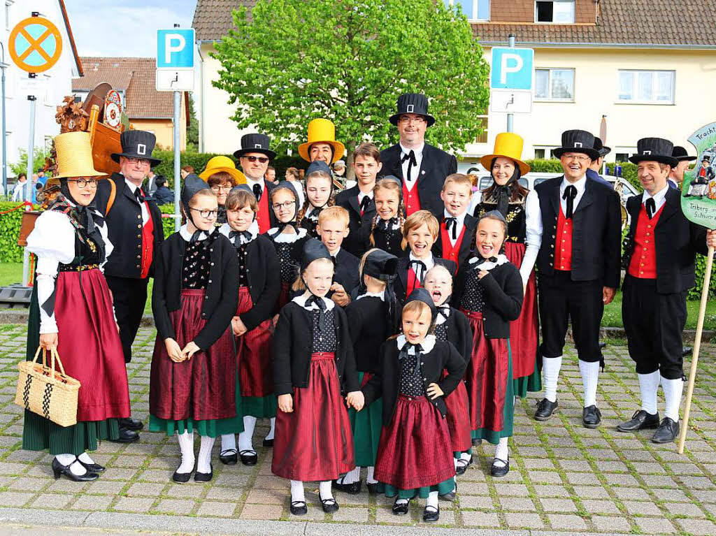 Erstmals beim Maibaumstellen mit von der Partie war der Brauchtumsverein Triberg mit seiner Kindertanzgruppe, die spter beim Tanz in den Mai in der Festhalle drei Tnze auffhrten, unter der Anleitung von Angelika Wiedel.