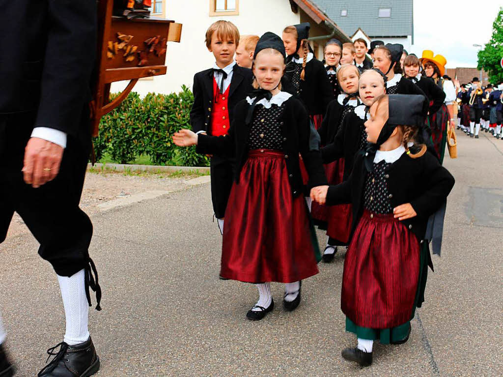 Erstmals beim Maibaumstellen mit von der Partie war der Brauchtumsverein Triberg mit seiner Kindertanzgruppe, die spter beim Tanz in den Mai in der Festhalle drei Tnze auffhrten, unter der Anleitung von Angelika Wiedel.