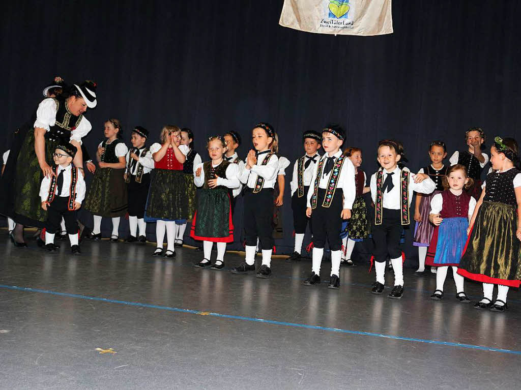 Die Kindertrachtengruppe aus Bleibach erffnete mit einigen schwungvollen Tnzen den Tanz in den Mai in der Bleibacher Festhalle nach dem Maibaumstellen.