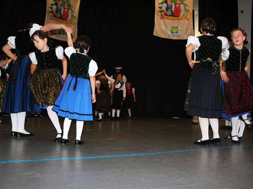 Die Kindertrachtengruppe aus Bleibach erffnete mit einigen schwungvollen Tnzen den Tanz in den Mai in der Bleibacher Festhalle nach dem Maibaumstellen.