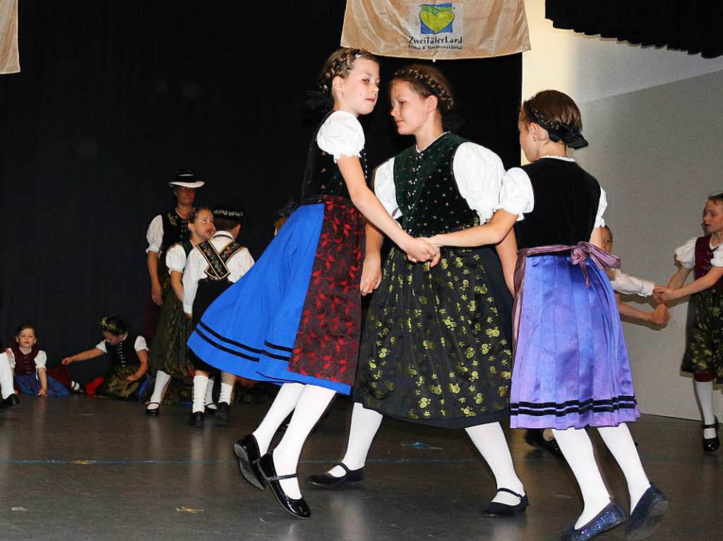 Die Kindertrachtengruppe aus Bleibach erffnete mit einigen schwungvollen Tnzen den Tanz in den Mai in der Bleibacher Festhalle nach dem Maibaumstellen.