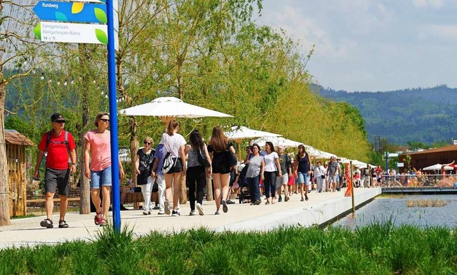 Vor allem an Wochenenden ist auf der Seepromenade mchtig Betrieb.  | Foto: Landesgartenschau GmbH