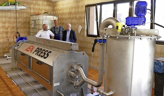 Die  Schneckenpresse begutachten (von ...Maier, Jrgen Lewke, Leonhard Wiler.   | Foto: Ralf Morys