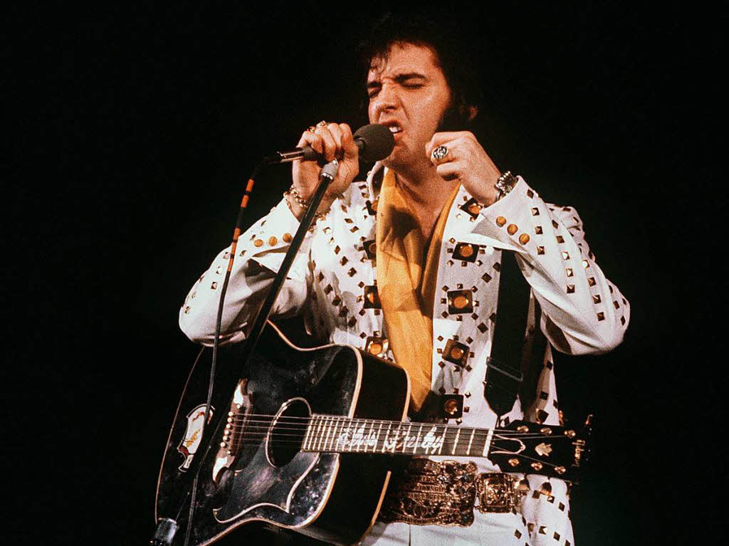 Elvis Presley, hier bei einem Auftritt in Las Vegas, spielte verschiedene Gibson-Modelle.