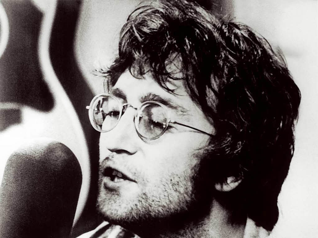 Die Gibson J-160E, die Beatles-Star John Lennon fr Aufnahmen der Alben „Please Please Me“ und „With the Beatles“ benutzt haben soll, wurde 2015 fr 2,4 Millionen US-Dollar versteigert.
