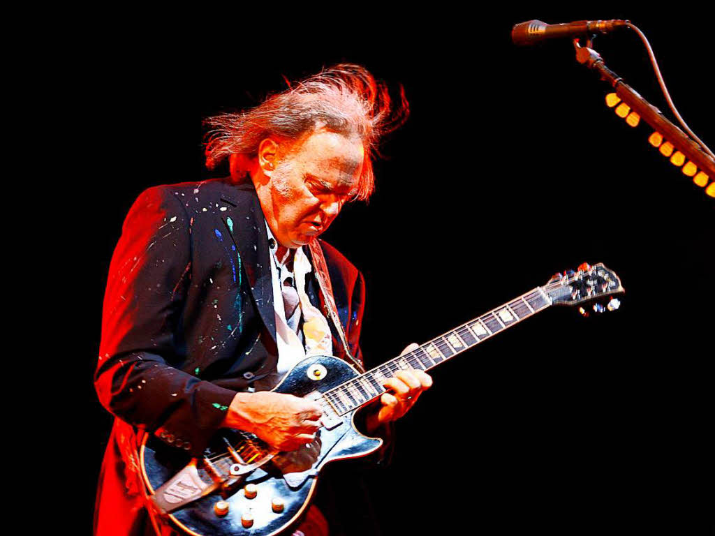 Neil Young’s Gitarre „Old Black“ ist eine Spezialanfertigung einer  Gibson Les Paul Goldtop mit schwarzen Anstrich. Mit ihr nimmt er die meisten seiner Songs auf.