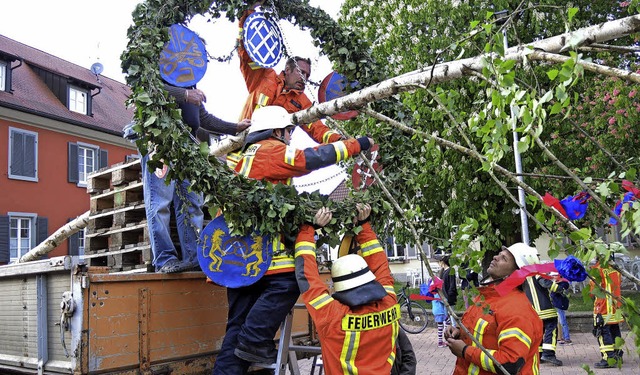 Traditionell wurde dem Maibaum ein Maikranz umgehngt.   | Foto: Roland Vitt