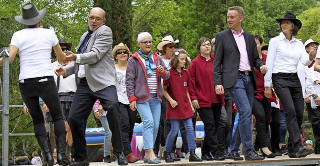 Dynamik beim Comboy-Tanz  beim Fest im...ul Colin, links) offensichtlich baff.   | Foto: Adelbert Mutz