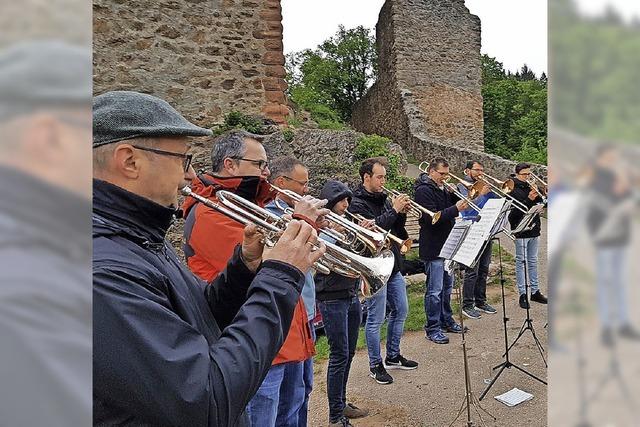 Schsse, Fahnen und Musik