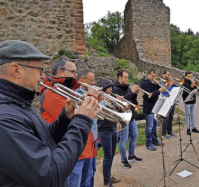 Ein Ensemble der Stadtmusik begrte d...ne herzlich willkommen (rechtes Foto).  | Foto: Fotos: Bleyer/Verein