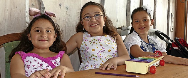 Rama, Rahaf und Jana (von links), Kind... Flchtlinge und Einheimische treffen.  | Foto: Stefan Limberger-Andris