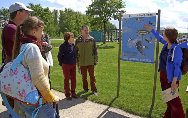 Katrin Opel (rechts) von der Nabu-Grup...m Seepark auf dem Gartenschaugelnde.   | Foto: Wolfgang Beck