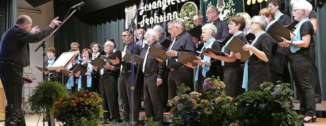 Der  Gesangverein Hofweier unter der L...n Thomas Lusch in der Mehrzweckhalle.   | Foto: Frank Leonhardt