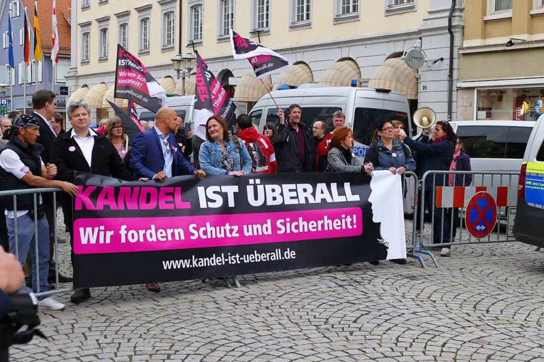 Demo des Vereins  &#8222;Kandel ist überall&#8220; vor dem Offenburger Rathaus  | Foto: Ralf burgmaier