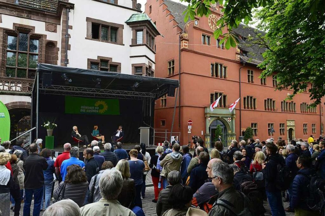Wiederbewerber  Salomon mit Parteifreu...und  Kretschmann auf dem Rathausplatz   | Foto: Ingo Schneider
