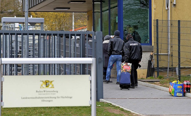 Sicherheitskontrolle in der Landeserstaufnahmeeinrichtung in Ellwangen  | Foto: dpa