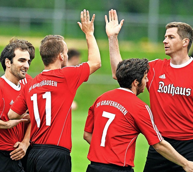 Jubel in Grafenhausen: Martin Kech (11...n gratulieren dem fixen Torschtzen.    | Foto: wolfgang Scheu