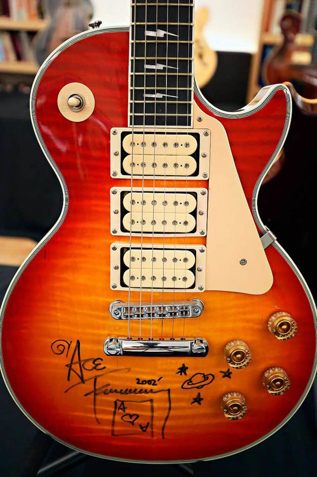Eine Gibson Les Paul, signiert vom frheren Kiss-Gitarristen Ace Frehley  | Foto: Cindy Ord