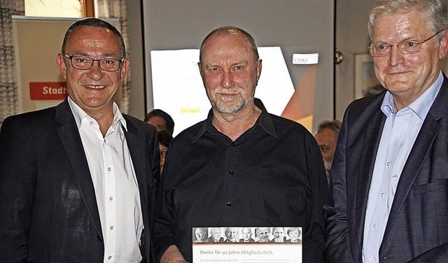 Josef Lsch (Mitte) wurde fr 40 Jahre...tzende  Johann Bachhofer gratulierten.  | Foto: Ilona Hge