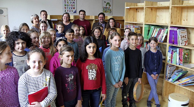 Zur Einweihung der Bcherei waren Sch...Vertreter des Frdervereins gekommen.   | Foto: Werner Schnabl