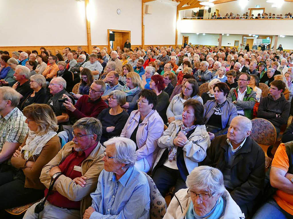 Bei der Podiumsdiskussion der Badischen Zeitung zur Brgermeisterwahl in Lenzkirch war der Zuspruch gro, die Halle war mit 450 Menschen gut gefllt.