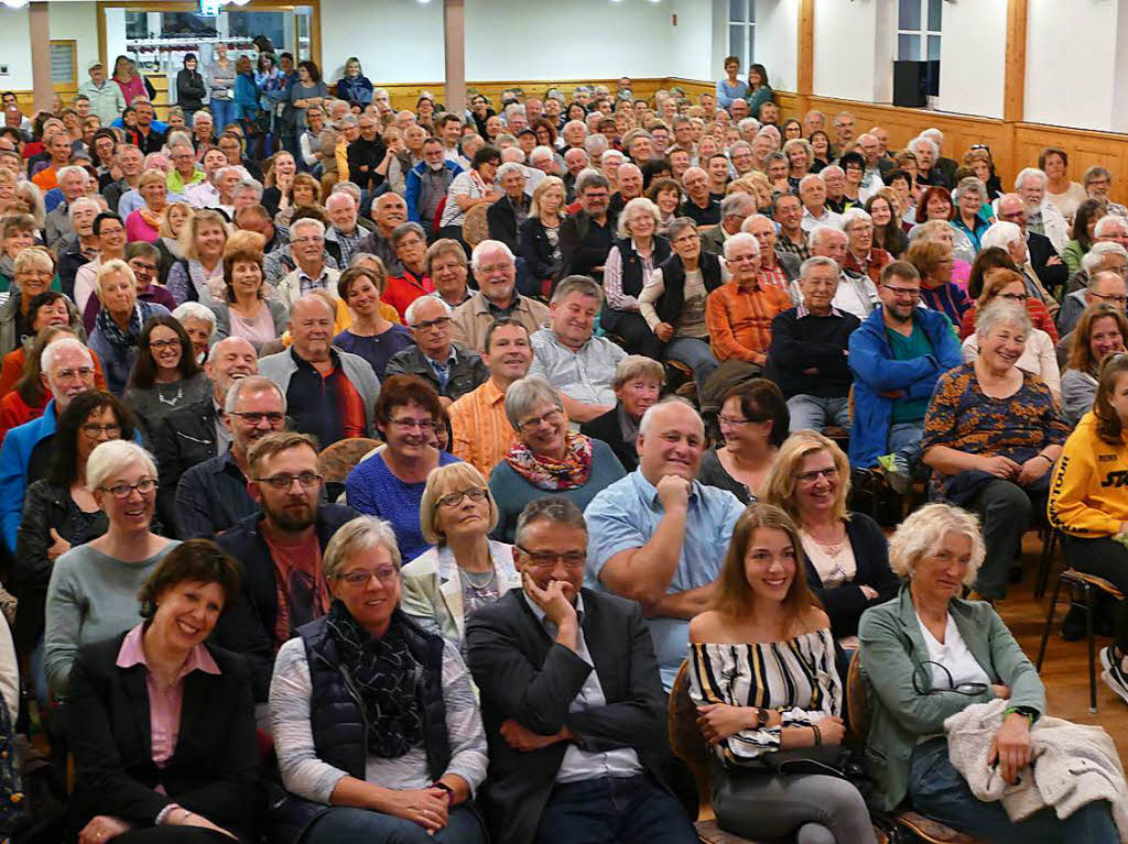 Bei der Podiumsdiskussion der Badischen Zeitung zur Brgermeisterwahl in Lenzkirch war der Zuspruch gro, die Halle war mit 450 Menschen gut gefllt.