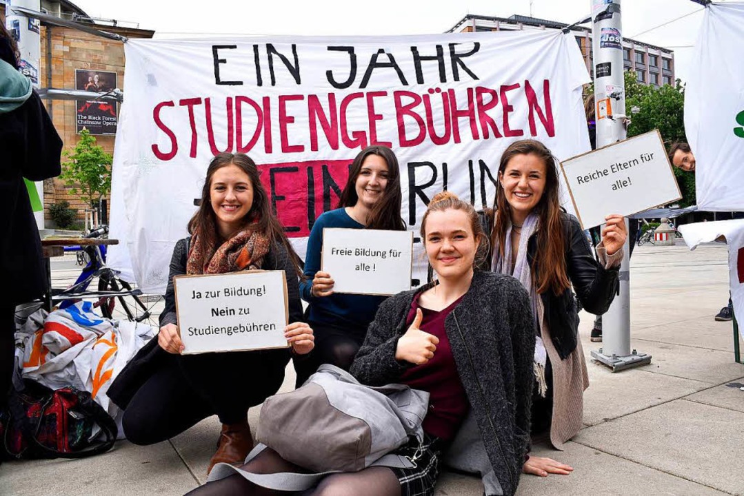 Annika Spegg (vorne) von Asta der Musi...t sich gegen Studierendengebühren aus.  | Foto: Thomas Kunz