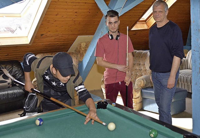 Christoph Richter (rechts) spielt mit ...artie Billard im Jugendzentrum Wyhlen.  | Foto: Horatio Gollin