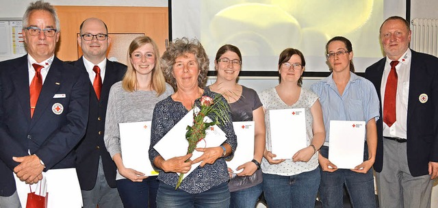 Die Geehrten des DRK Herten (von links...nd erster Vorsitzender Matthias Reiske  | Foto: Danielle Hirschberger