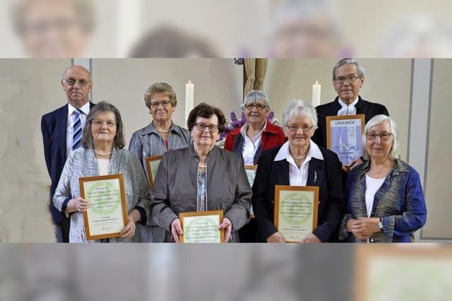 Gemeinde und Chor singen um die Wette