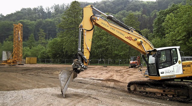 Die Bagger haben bereits mit den Erdarbeiten angefangen.   | Foto: E. Brugger