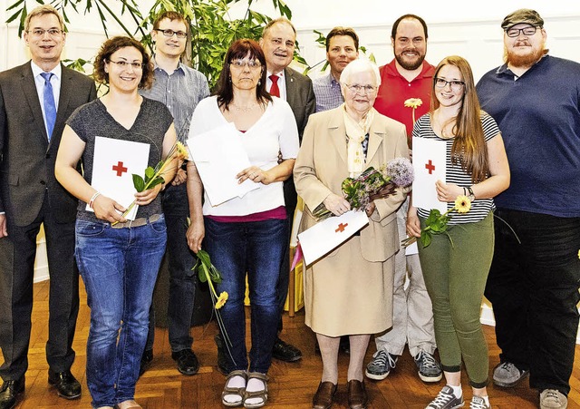 Landrat Hanno Hurth (links) und der Ko...fr langjhrige Treue zum Verein aus.   | Foto: Gabriele Zahn