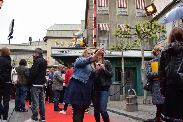 Besucherinnen der Premiere machen ein Selfie auf dem roten Teppich vor dem Kino.  | Foto: Julia Trauden