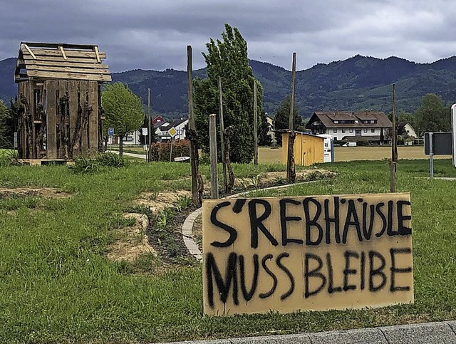 Fr kurze Zeit steht auch ein Rebhusc...isverkehr am Friedhof in Ehrenkirchen.  | Foto: Privat