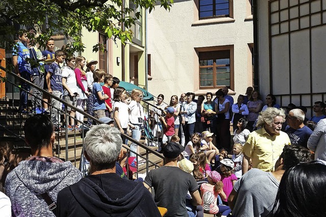 Der Schulchor der Grundschule Neuersha...es Mal das Marktpublikum unterhalten.   | Foto: Veranstalter