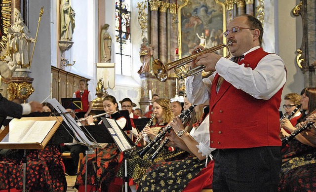 Solist Johannes Fritzenschaft bringt m...m Spiel irisches Flair in die Kapelle.  | Foto: Ralph Fautz