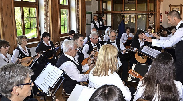 Der Mandolinen und Gitarrenverein bege...inem Matine-Konzert im Burgundersaal.  | Foto: Roland Vitt